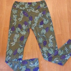 💚 2/$20 sale! Lularoe OS grapevine leggings
